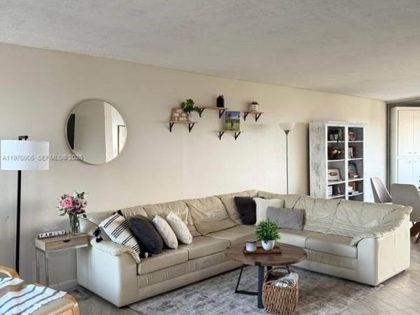 6911 Environ Blvd, Unit 8L, Lauderhill, FL 33319