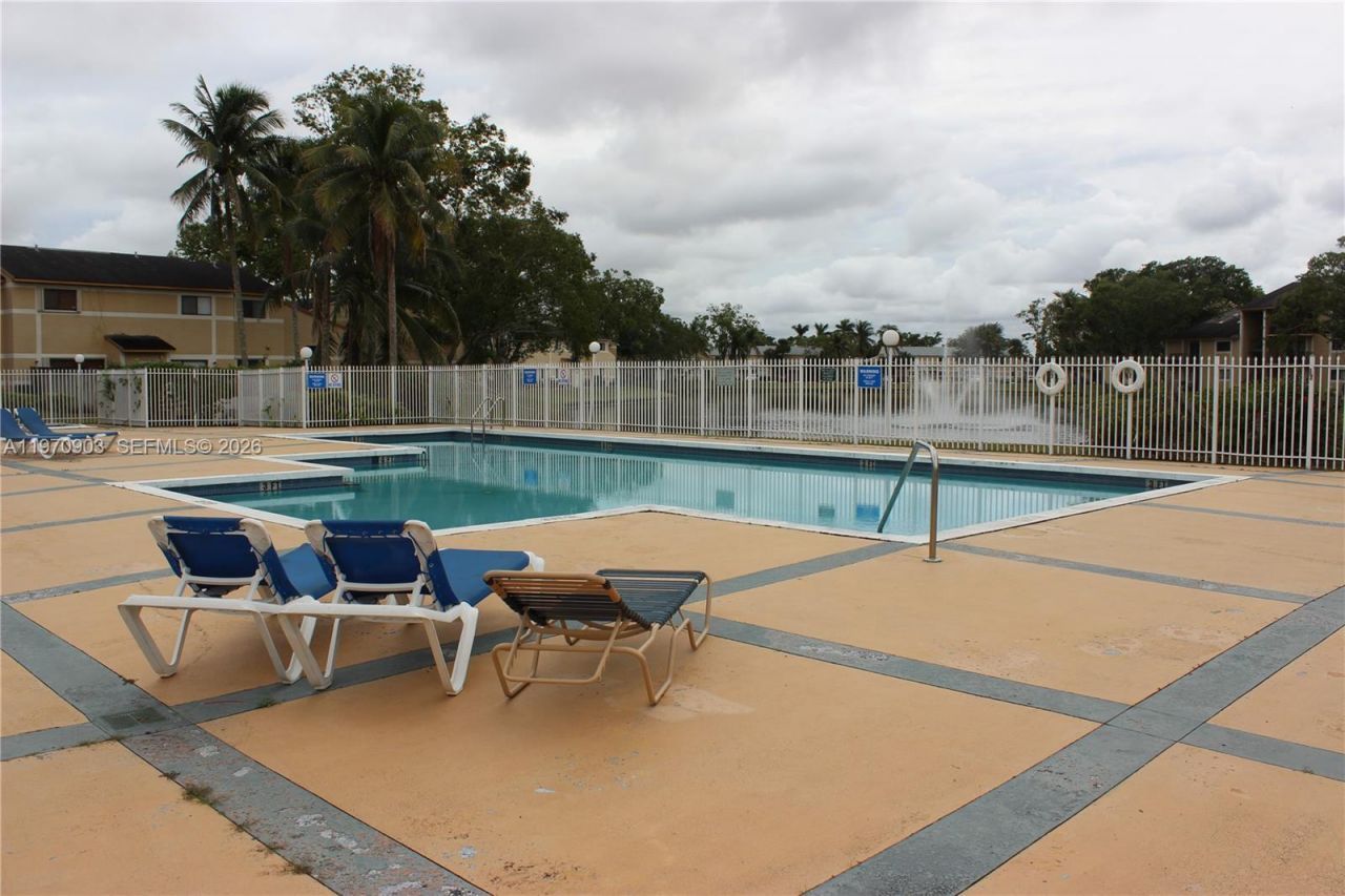 400 W Palm Cir W , Unit 201, Pembroke Pines, FL 33025 Photo