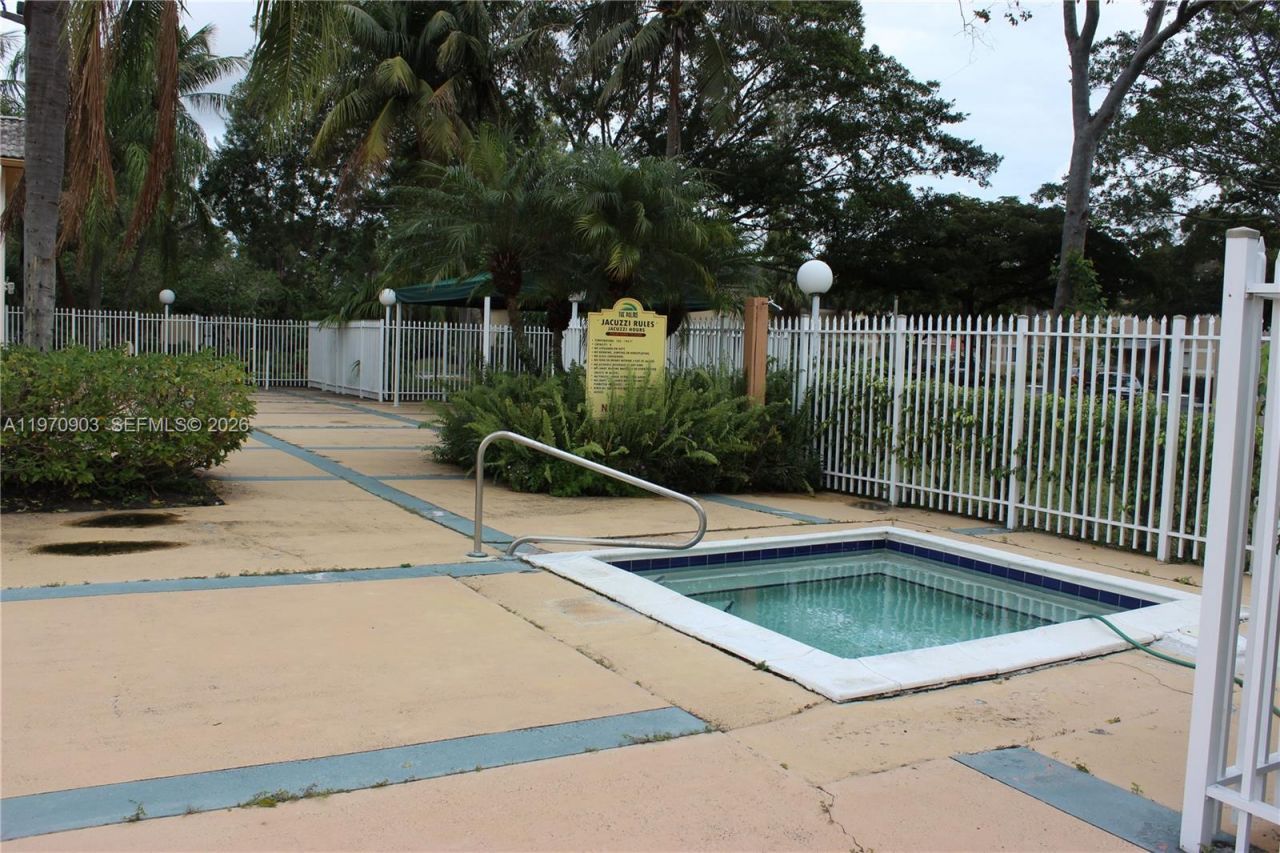 400 W Palm Cir W , Unit 201, Pembroke Pines, FL 33025 Photo