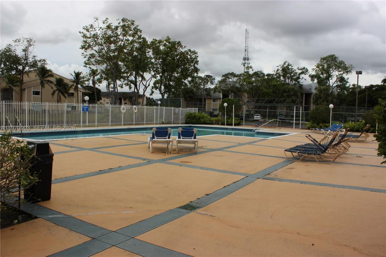 400 W Palm Cir W , Unit 201, Pembroke Pines, FL 33025 Photo