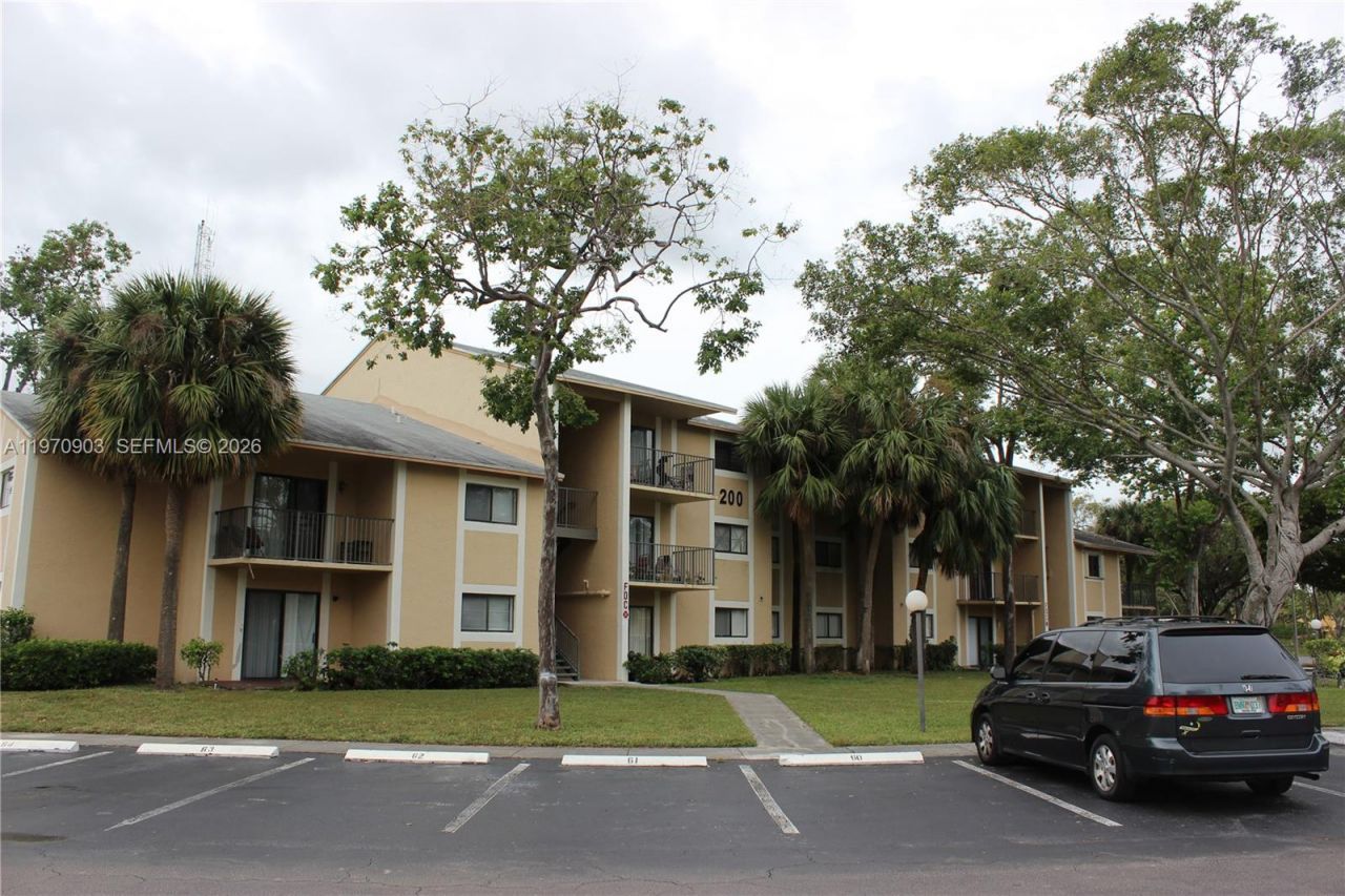 400 W Palm Cir W , Unit 201, Pembroke Pines, FL 33025 Photo