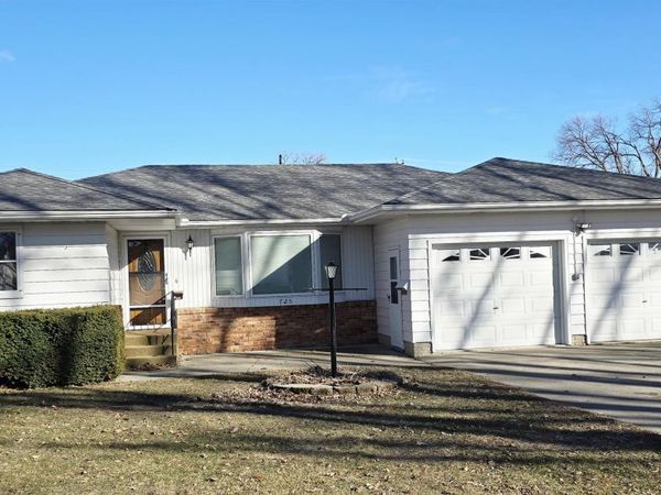 725 Center Avenue, Garner, IA 50438