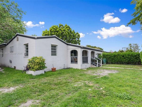 700 SW 44th Pl , Miami, FL 33134