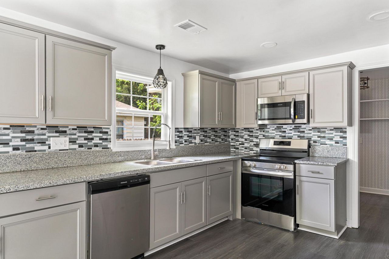 565 Louis Street Photo 12