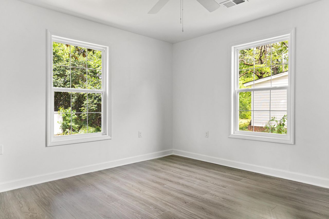 565 Louis Street Photo 23