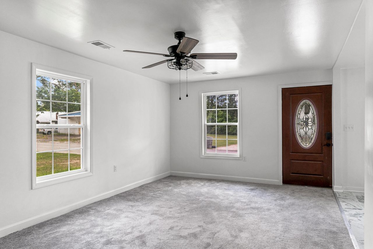 565 Louis Street Photo 4