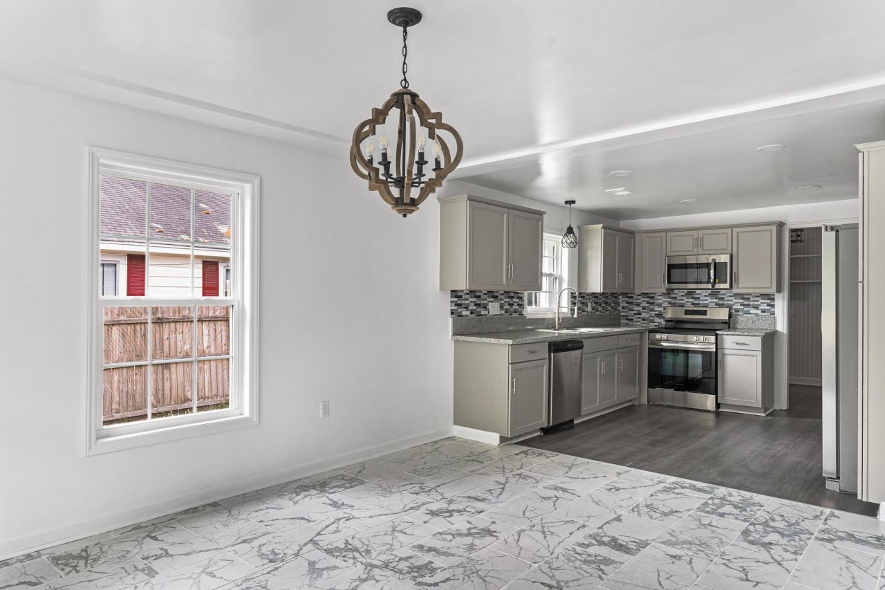 565 Louis Street Photo 6