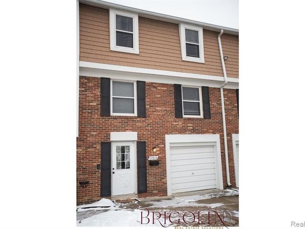 37816 Charter Oaks Boulevard, Clinton Twp, MI 48036