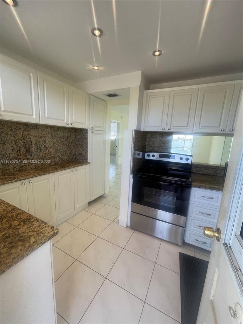 2910 Point East Dr, Unit M511, Aventura, FL 33160 Photo