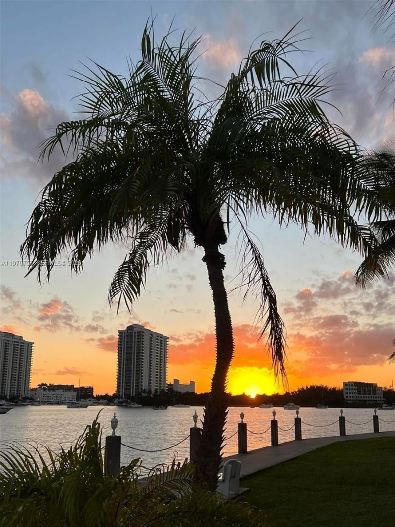 2910 Point East Dr, Unit M511, Aventura, FL 33160 Photo