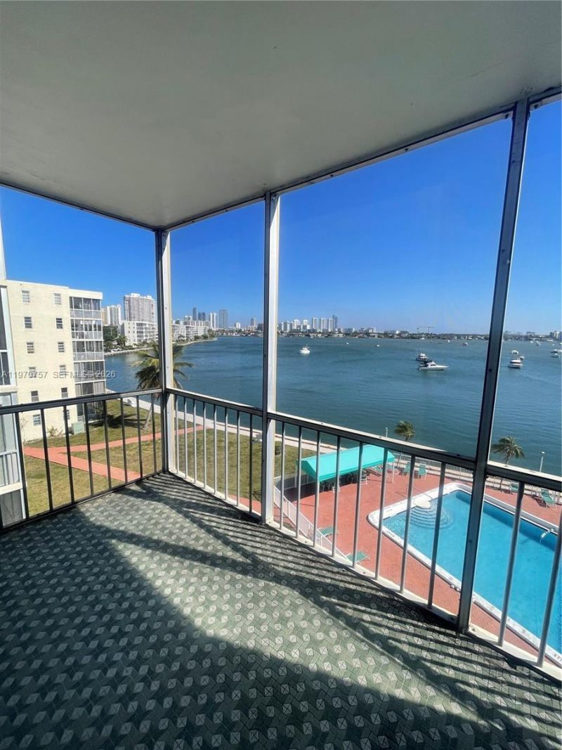 2910 Point East Dr, Unit M511, Aventura, FL 33160 Photo