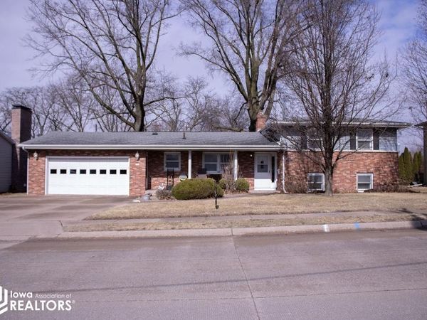 2710 Clearview Drive, Burlington, IA 52601