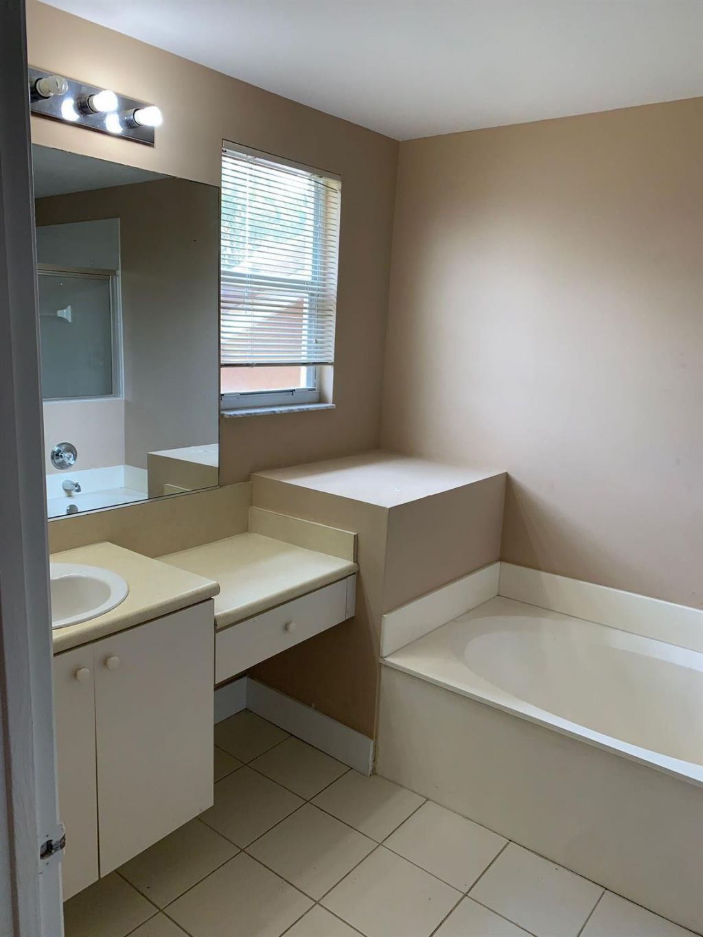 2400 NW 98th Ln, Sunrise, FL 33322 Photo