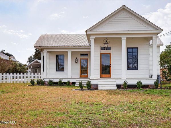 326 Carroll Avenue, Bay Saint Louis, MS 39520