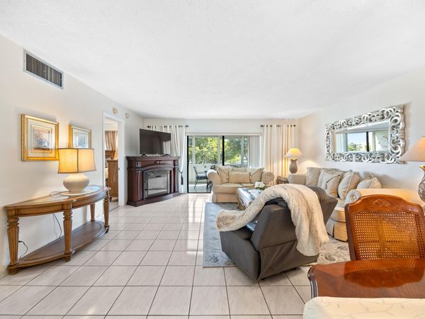 4000 NW 44th Avenue, Unit 315, Lauderdale Lakes, FL 33319