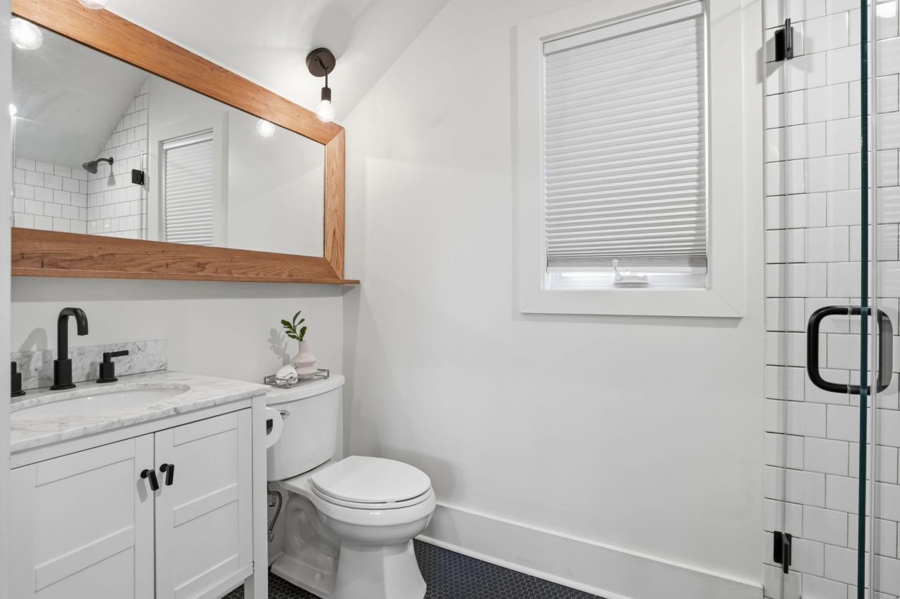 995 Ashley Avenue Photo 58