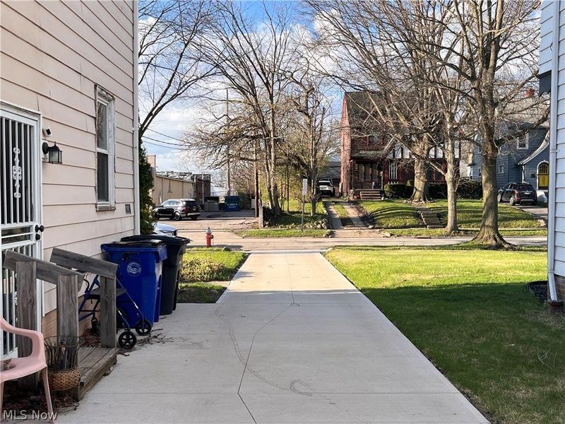 16512 Stockbridge Avenue, Cleveland, OH 44128 Photo 3