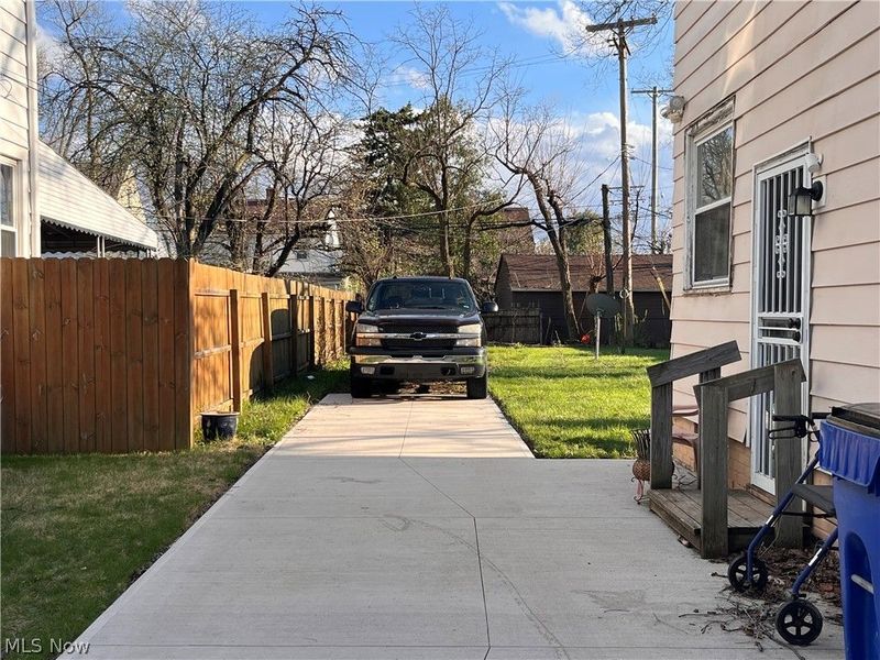 16512 Stockbridge Avenue, Cleveland, OH 44128 Photo 4