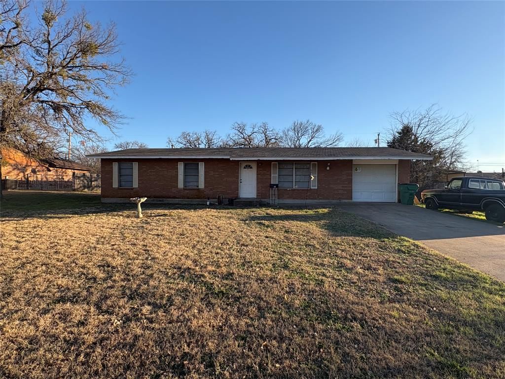 131 Hillcrest Street, Jacksboro, TX 76458 Main Photo