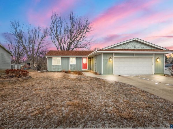 5704 W Walden Dr, Sioux Falls, SD 57106
