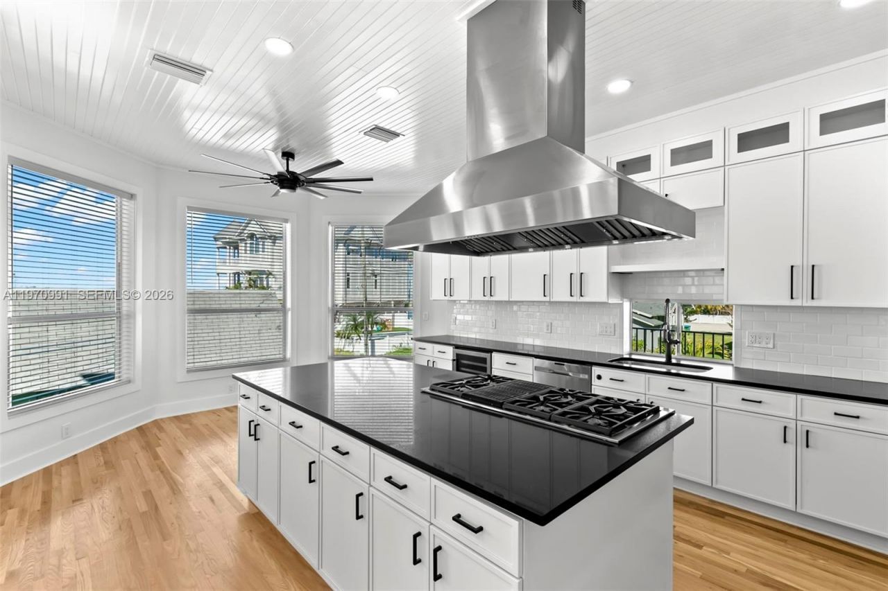 606 Indiana Ave, Crystal Beach, FL 34681 Photo