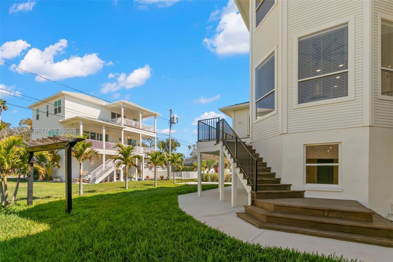 606 Indiana Ave, Crystal Beach, FL 34681 Photo