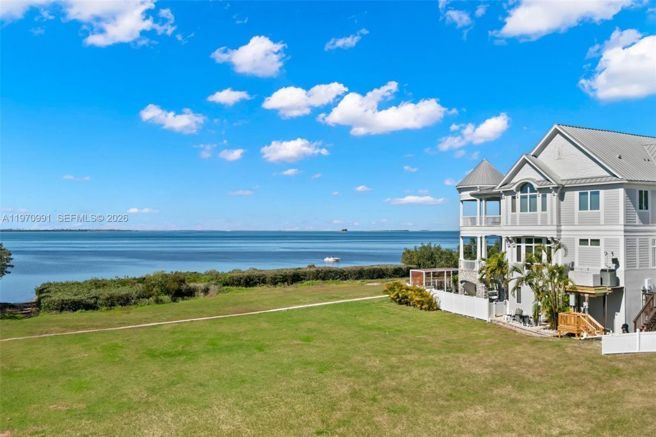 606 Indiana Ave, Crystal Beach, FL 34681 Photo