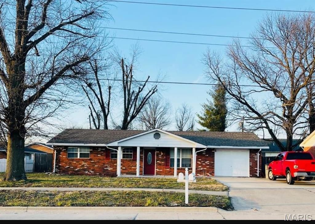 1013 W County Road, Jerseyville, IL 62052 Main Photo