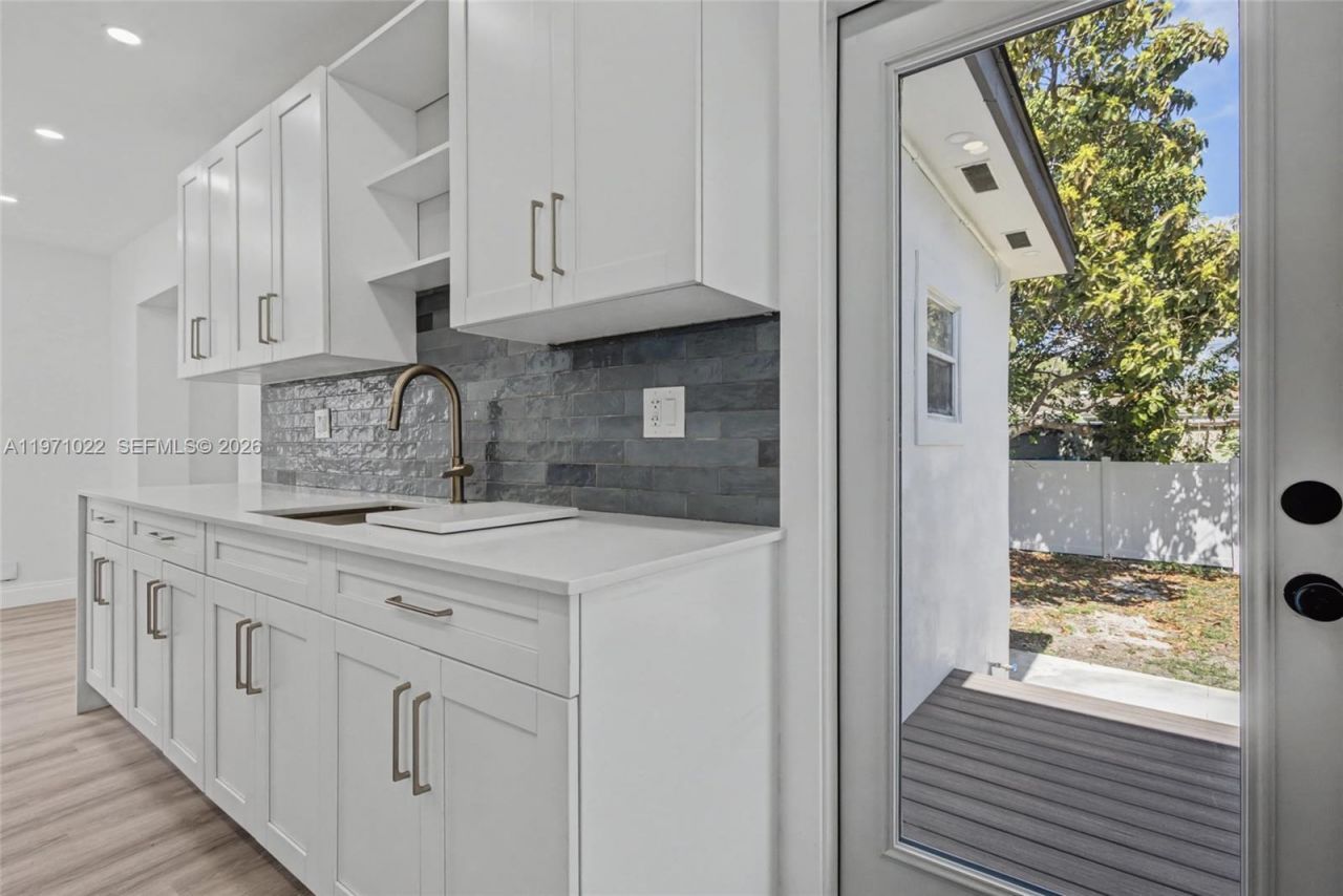 941 NE 154th St, North Miami Beach, FL 33162 Photo