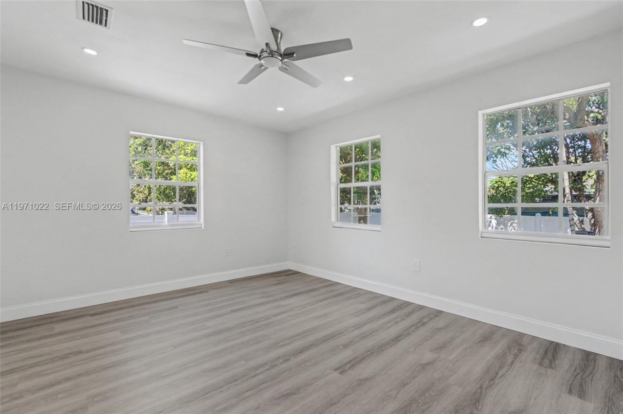 941 NE 154th St, North Miami Beach, FL 33162 Photo