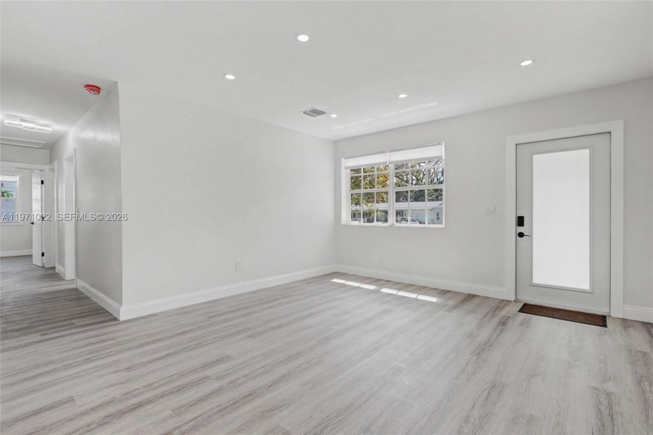 941 NE 154th St, North Miami Beach, FL 33162 Photo