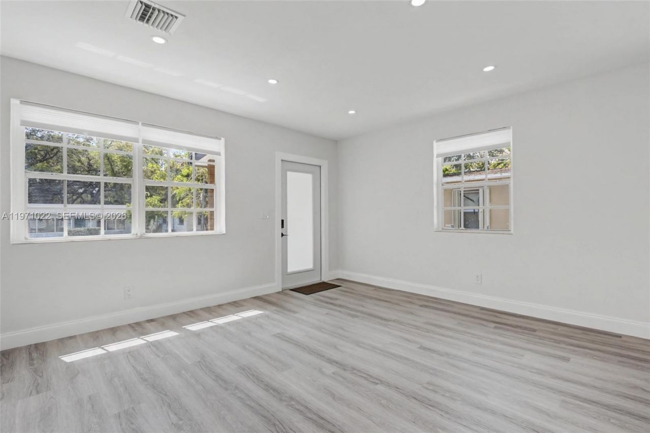 941 NE 154th St, North Miami Beach, FL 33162 Photo