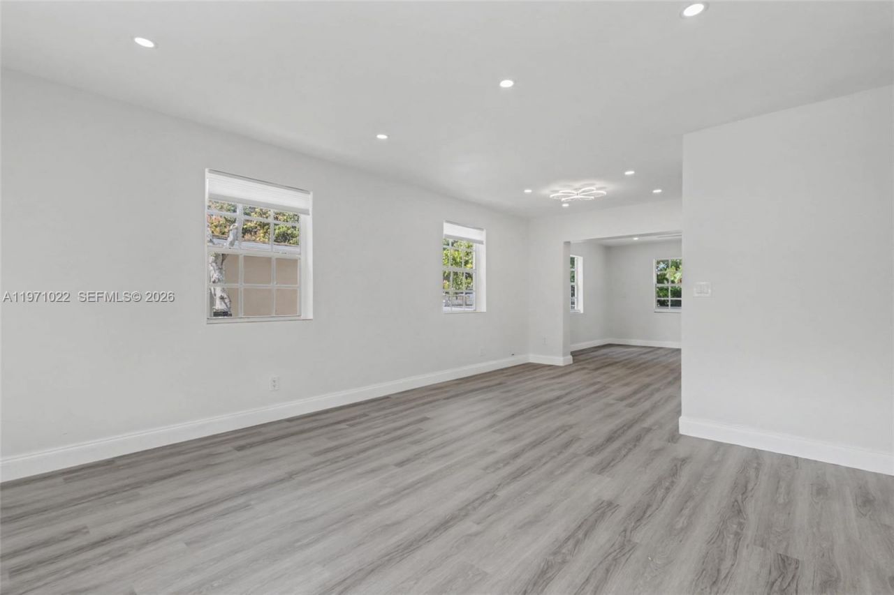 941 NE 154th St, North Miami Beach, FL 33162 Photo