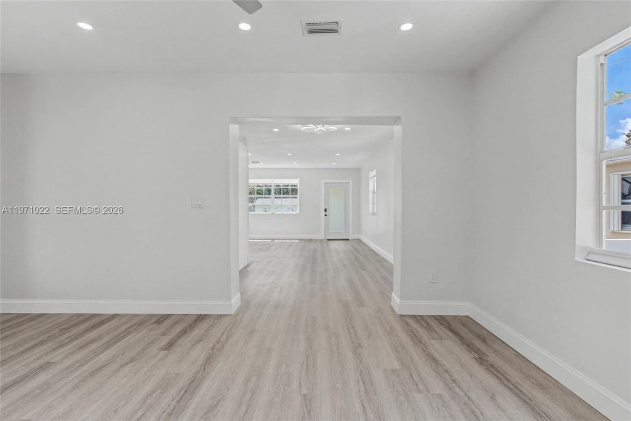 941 NE 154th St, North Miami Beach, FL 33162 Photo