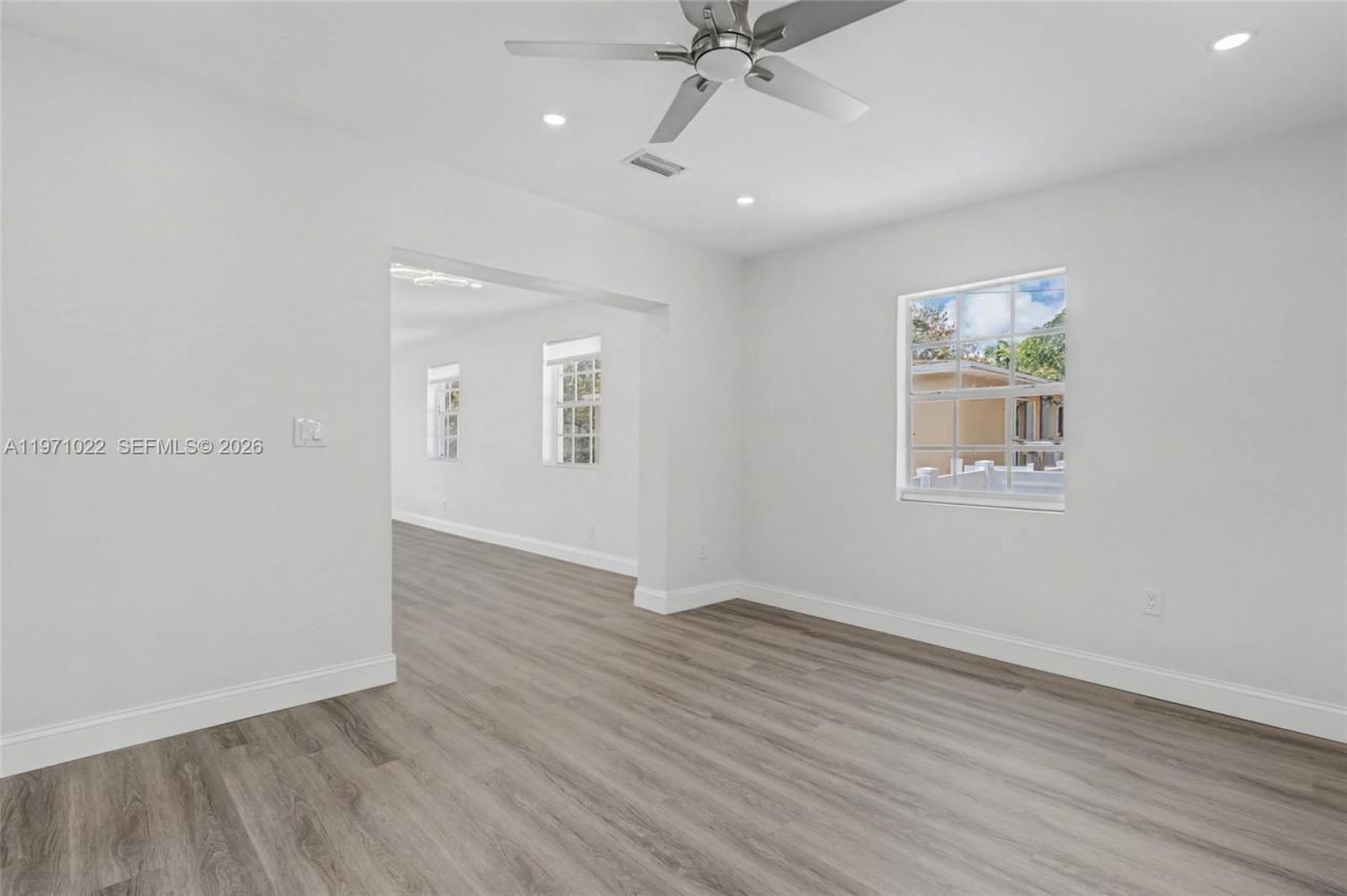 941 NE 154th St, North Miami Beach, FL 33162 Photo