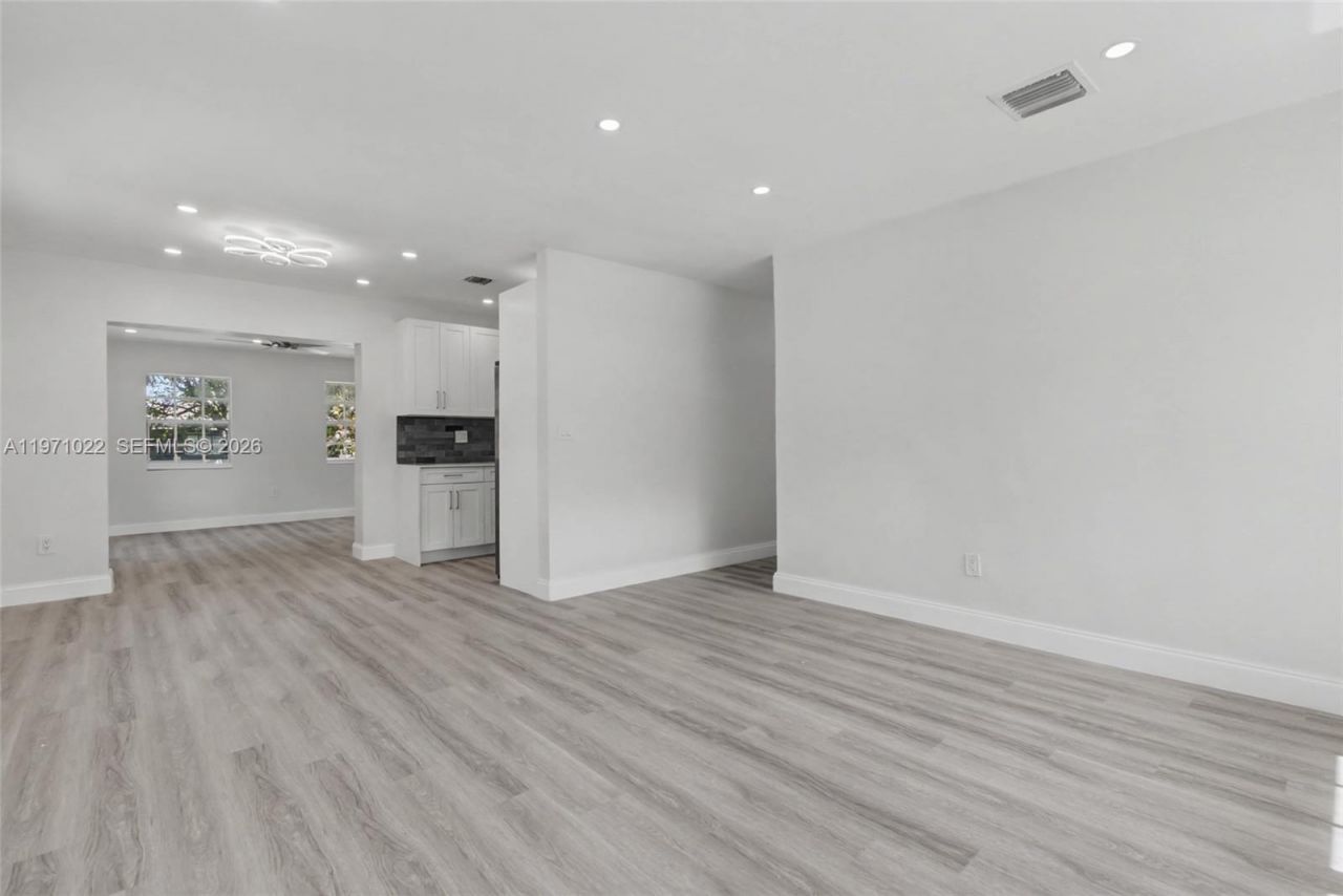 941 NE 154th St, North Miami Beach, FL 33162 Photo