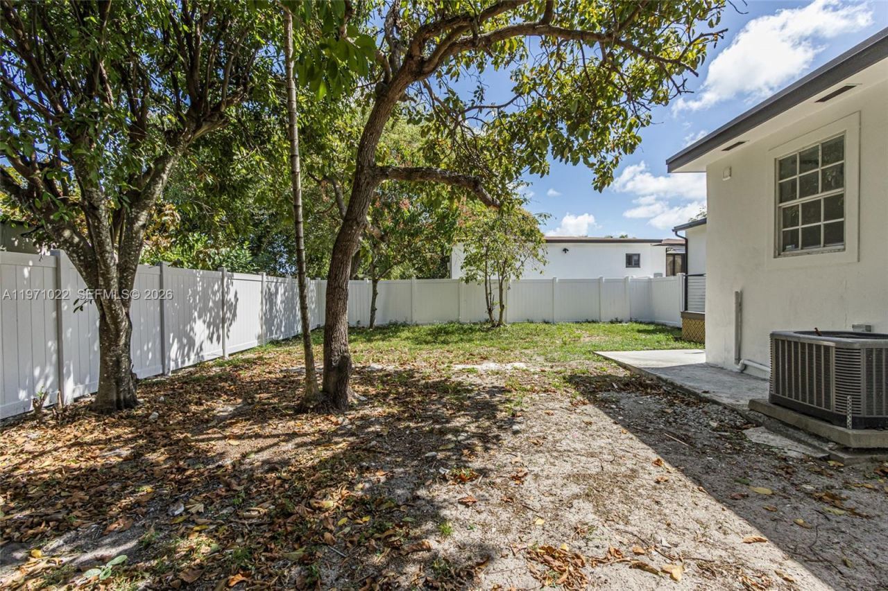 941 NE 154th St, North Miami Beach, FL 33162 Photo