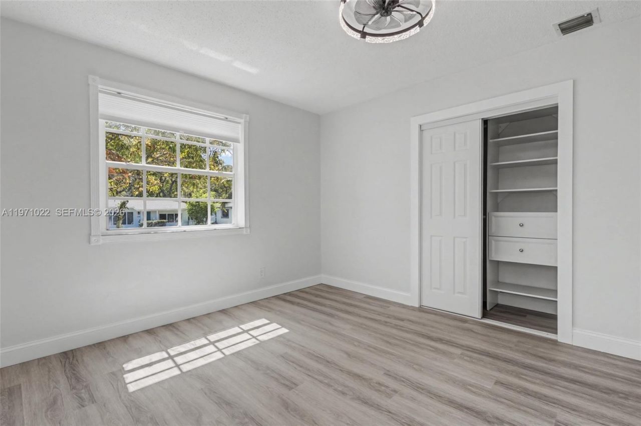 941 NE 154th St, North Miami Beach, FL 33162 Photo