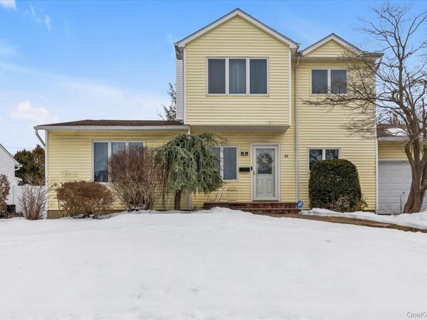 31 Steven Street, Plainview, NY 11803