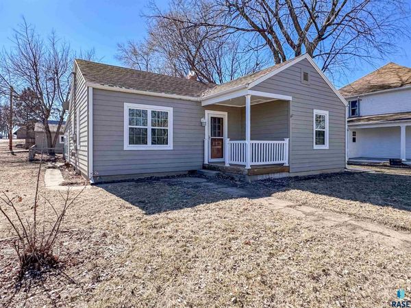 484 E 2nd St, Parker, SD 57053