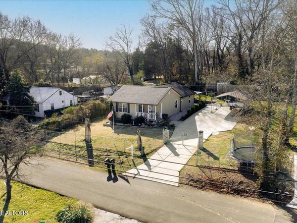 2201 Paris Rd, Knoxville, TN 37912