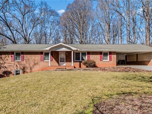 5855 Woodsway Drive , Pfafftown, NC 27040