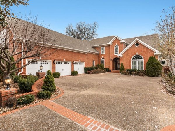 126 N Country Club Dr, Hendersonville, TN 37075