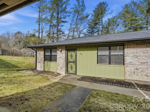 714 Farmington Circle, Hendersonville, NC 28739