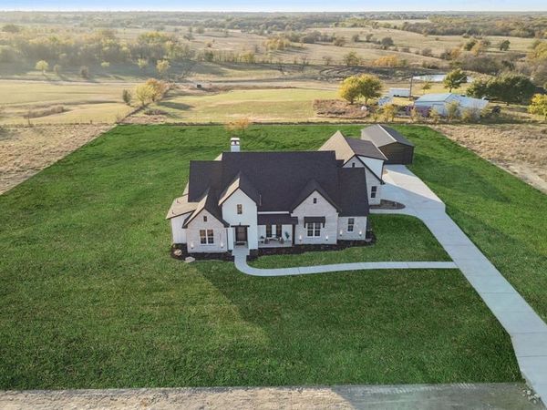 711 Hummingbird Lane, Justin, TX 76247