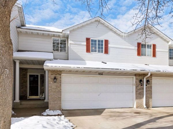 934 Kelly Court, Chanhassen, MN 55317