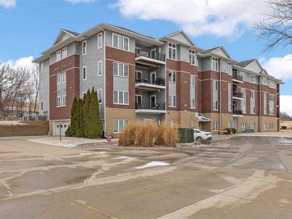 1092 Walnut Ave, Unit 117, Riverside, IA 52327