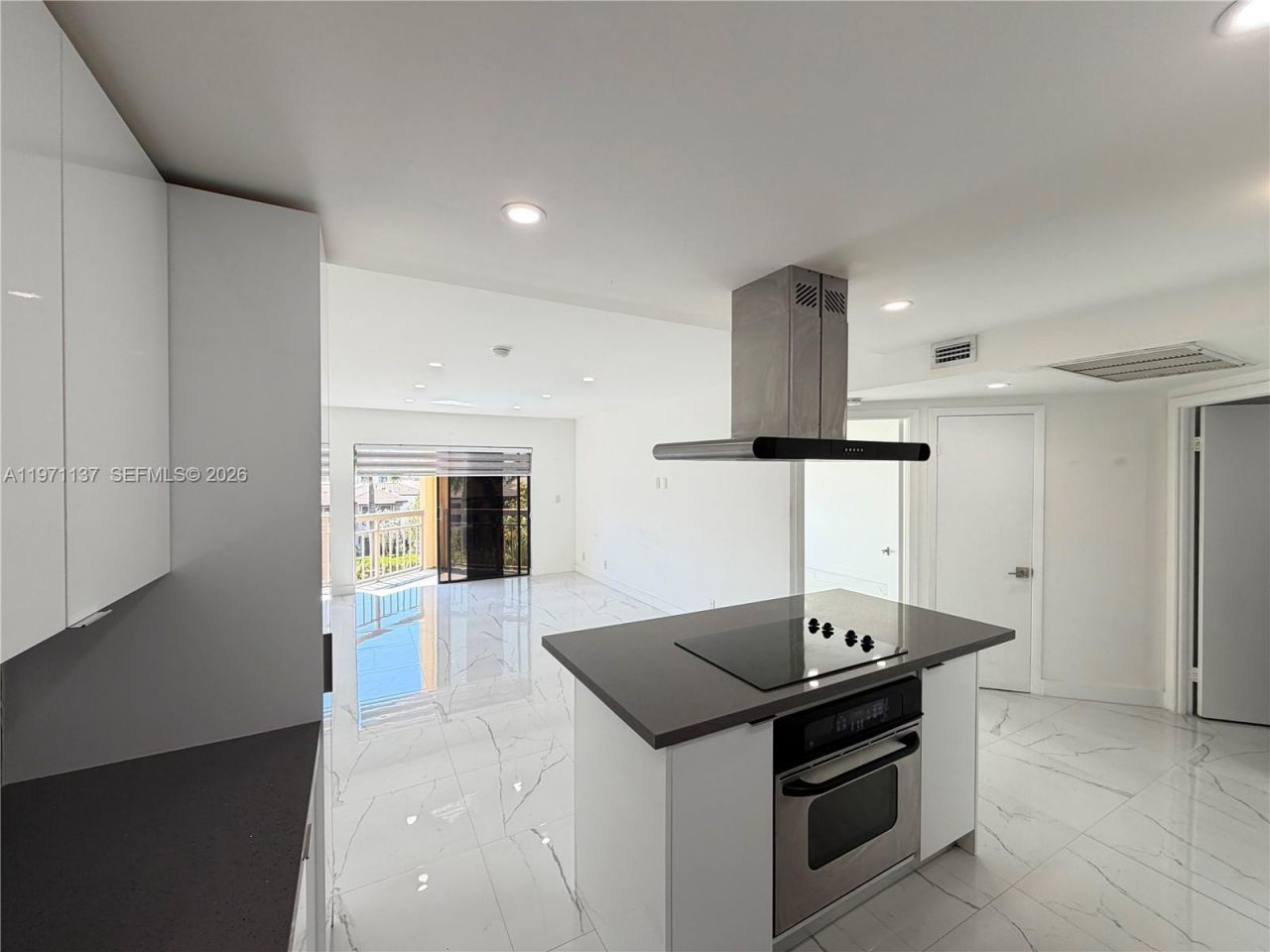 8290 Lake Dr, Unit 427, Doral, FL 33166 Photo