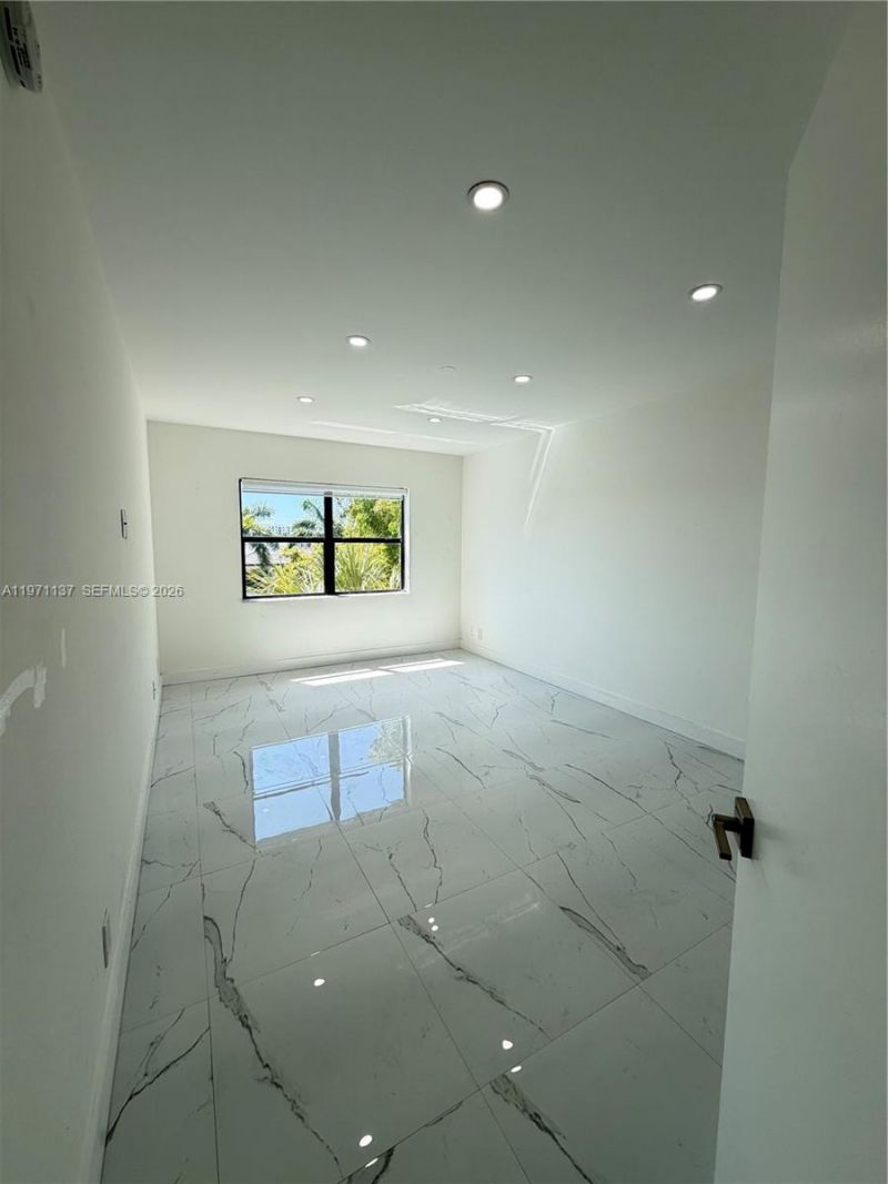 8290 Lake Dr, Unit 427, Doral, FL 33166 Photo