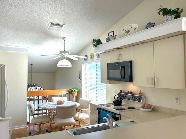 10415 S Circle Lake Drive, Unit 201, Boynton Beach, FL 33437 Photo